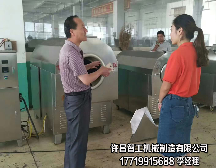 歡迎青海的郭總來廠考察電磁流水線炒瓜子設備